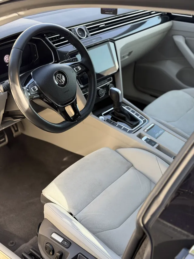 Kokpit Volkswagena Passata B8 z jasną skórzaną tapicerką po czyszczeniu