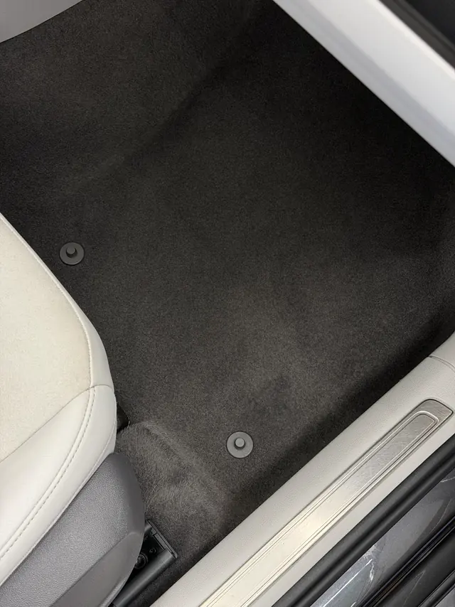 Wyczyszczony czarny dywanik i jasny próg w Volkswagenie Passacie B8